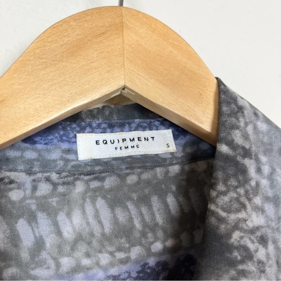 EQUIPMENT Reptile Print Silk Long Sleeve Collared Blouse SMALL Sheer Office - Picture 2 of 4